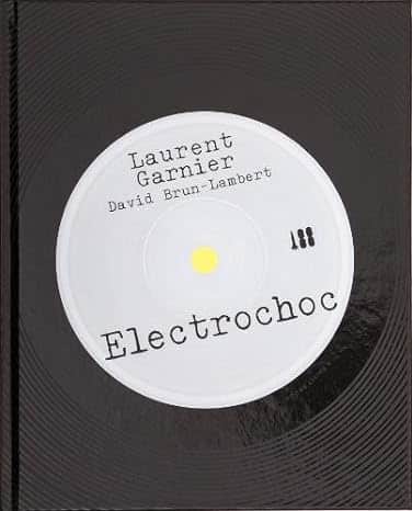 The cover of the book titled "Electrochoc" by Laurent Garnier and David Brun-Lambert features a design that resembles a vinyl record. A white label in the center displays the authors' names and the book's title in black text.